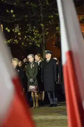 kobieta i meszczyzna stojacy na zebraniu społczenym
