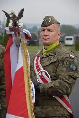 żołnierz przezentuje flagę polski