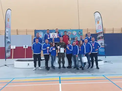 grupa ludzi stojących na podium